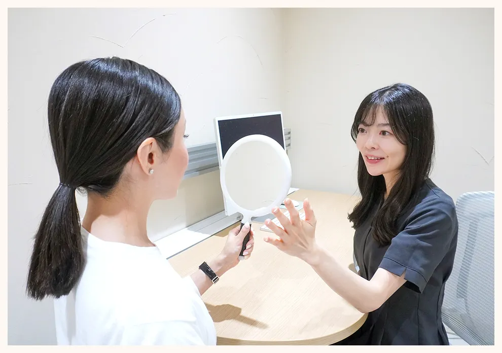 カウンセリングで肌の状態を確認している様子
